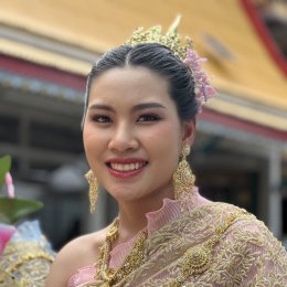  "Offering candles" and "Being a volunteer to clean the temple"