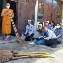 สืบสานประเพณีไทย "ถวายเทียนพรรษา" และ "จิตอาสา ทำความสะอาดลานวัด"