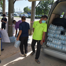 Rayong Factory Donate Drinking water to the vaccination center