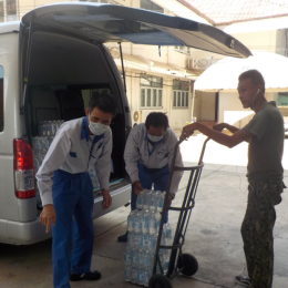 Samut Prakan Factory Donate Drinking water to the vaccination center