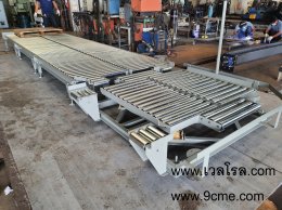 Roller conveyor with turn table