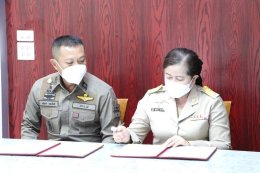 พ.ต.อ.อภิชาติ ทองจันดี ผกก.สน.หนองแขม ร่วมลงนาม MOU ความร่วมมือฯ  ณ ห้องประชุม สนง.เขตหนองแขม
