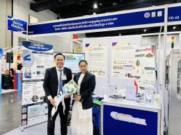 นักวิจัยของ CEST, VISTEC (นางสาวนิชกานต์ อนันต์สุขสวัสดิ์ และ นายณัฐนันท์ จรลีชาญชัย นิสิตระดับปริญญาเอก