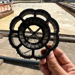 ภาพระยะใกล้พลาสติกมีเดีย HDPE ทรงกระบอก แสดงพื้นที่ผิวภายในสำหรับให้จุลินทรีย์เกาะยึด