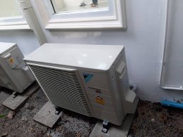 ร้านแพรวพราวคิ้วงาม บ้านคุณสถาพร5 ติดตั้งแอร์ แบบติดผนัง DAIKIN Cassatte Standard Inverter  (อากาศ…เพื่อลมหายใจของคุณ) + ติดตั้งแอร์เดิม 1 ชุด