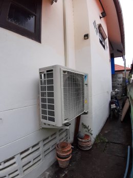 หมู่บ้านแพรวดาว บ้านคุณสุรศักดิ์6 ติดตั้งแอร์ แบบติดผนัง DAIKIN SuperSmart Inverter (DAIKIN แอร์ไดกิ้น อากาศ…เพื่อลมหายใจของคุณ) 