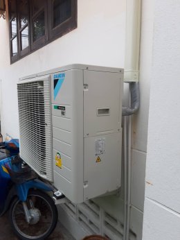 หมู่บ้านแพรวดาว บ้านคุณสุรศักดิ์6 ติดตั้งแอร์ แบบติดผนัง DAIKIN SuperSmart Inverter (DAIKIN แอร์ไดกิ้น อากาศ…เพื่อลมหายใจของคุณ) 