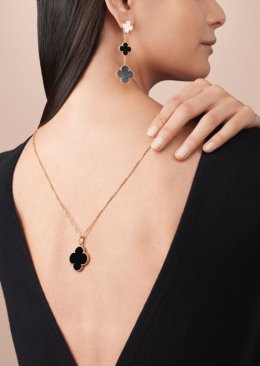 Van Cleef & Arpels เปิด Pop-up Boutique ใจกลางกรุงเทพฯในบรรยากาศที่แสนโรแมนติก ในบรรยากาศที่แสนโรแมนติก ระหว่าง 22 ตุลาคม 2020 - 15 เมษายน 2021 พร้อมคอลเลคชั่น Alhambra สัญลักษ์ประจำเมซงมาตั้งแต่ปี 1968