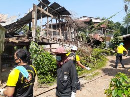 3 องค์กร สมทบทุนมอบเงินเพื่อซ่อมแซมบ้านให้กับผู้ยากไร้