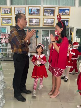 อำนวยการโรงเรียนสุจิปุลิ พร้อมผู้บริหารและเด็กนักเรียน เข้ามอบกระเช้าอวยพรปีใหม่