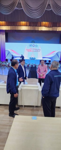 ประธานหอการค้าจังหวัดฉะเชิงเทรา และคณะ ร่วมเวทีตอบข้อซักถาม "มุมมองของภาคธุรกิจ ต่อนโนบายขับเคลื่อนประเทศ" จัดโดย หอการค้าไทย