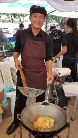 หอการค้าจังหวัดฉะเชิงเทรา ร่วมทำข้าวไข่เจียว ให้บริการประชาชน ที่มาร่วมพิธีถวายพระเพลิงพระบรมศพ