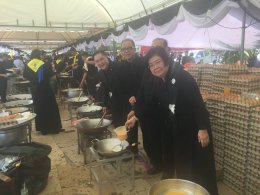 หอการค้าจังหวัดฉะเชิงเทรา ร่วมทำข้าวไข่เจียว ให้บริการประชาชน ที่มาร่วมพิธีถวายพระเพลิงพระบรมศพ