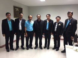 ประธานหอการค้าจังหวัดฉะเชิงเทรา และกรรมการ หอการค้าจังหวัดฉะเชิงเทรา ให้การต้อนรับ ประธานกรรมการหอการค้าไทย 
