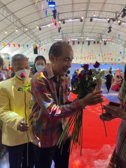 ร่วมกิจกรรมเดินแบบผ้าไทยชมรมแม่บ้านมหาดไทย