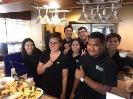 YEC หอการค้าจังหวัดฉะเชิงเทราให้บริการประชาชน ที่มาร่วมพิธีถวายพระเพลิงพระบรมศพ (2)