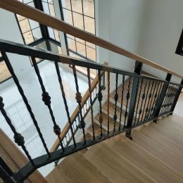 บันไดซีเมนต์บอร์ดปิดผิวลามิเนตกับราวเหล็กดัด และพื้นลามิเนต UNIX by SCG สี Canyonbarn Oak ผลงาน S.J. Sourcing