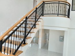 บันไดซีเมนต์บอร์ดปิดผิวลามิเนตในโถงบ้าน 2 ชั้น พื้นลามิเนตสี Canyonbarn Oak ผลงาน S.J. Sourcing