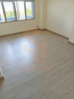 ห้องที่มีหน้าต่างบานใหญ่ พื้นลามิเนต UNIX by SCG สี Light Grey Oak ศาลากลางจังหวัดนครปฐม ผลงาน S.J. Sourcing
