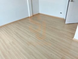 ห้องโล่งปูพื้นลามิเนต UNIX by SCG รหัส MD10732 สี Teak All Over บ้านลูกค้า ผลงาน S.J. Sourcing