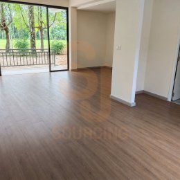 ห้องที่มีประตูกระจกเปิดออกสวน ปูพื้นลามิเนต UNIX by SCG รหัส MD10743 สี Surabaya Teak จังหวัดตราด ผลงาน S.J. Sourcing