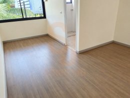 ห้องหลังปูพื้นลามิเนตสี Surabaya Teak งานติดตั้งจังหวัดตราด ผลงาน S.J. Sourcing
