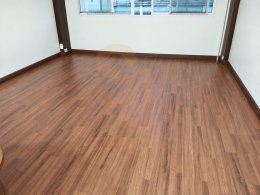 ห้องโล่งปูพื้นลามิเนต UNIX by SCG รหัส MD2074 สี Natural Java Teak บ้านลูกค้า ผลงาน S.J. Sourcing