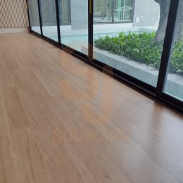 ห้องกระจกริมสระน้ำ ปูพื้นลามิเนต UNIX by SCG สี Rise Oak ผลงาน S.J. Sourcing
