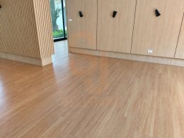ผนังไม้ติดไฟกับพื้นลามิเนต UNIX by SCG สี Rise Oak ห้องกระจกริมสระน้ำ ผลงาน S.J. Sourcing