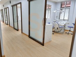 ทางเดินหน้าห้องทำฟัน พื้นไวนิล LVT UNIX by SCG รหัส JD401 โรงพยาบาลหนองบัว ผลงาน S.J. Sourcing