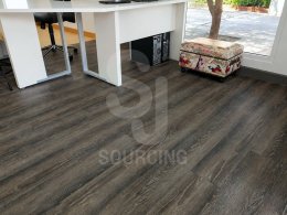 ห้องทำงานที่มีโต๊ะสีขาว ปูกระเบื้องไวนิล LVT UNIX by SCG รหัส JD407 บ้านลูกค้า ผลงาน S.J. Sourcing
