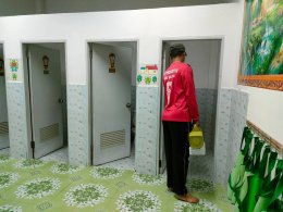 ฉีดพ่นยาฆ่าเชื้อเพื่อป้องกัน โรคมือ เท้า ปาก