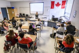 มัธยมเเคนาดา_Study_in_Canada_เรียนต่อแคนาดา_โรงเรียน_W_J_Mouat_Secondary