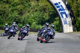 ดาวรุ่ง AMA คว้าชัยเปิดหัว YAMAHA R3 bLU cRU Thailand​