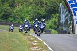 ดาวรุ่ง AMA คว้าชัยเปิดหัว YAMAHA R3 bLU cRU Thailand​