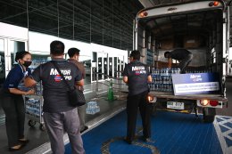 MOTOR EXPO ส่งกำลังใจ “คนไทยไม่เคยทิ้งกัน” มอบน้ำดื่มให้ รพ.บุษราคัม
