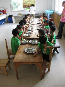 กิจกรรมเพื่อสังคมของบริษัท 0003 เลี้ยงอาหารเด็กกำพร้า 17-2-53