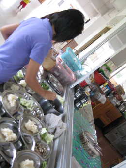 กิจกรรมเพื่อสังคมของบริษัท 0003 เลี้ยงอาหารเด็กกำพร้า 17-2-53