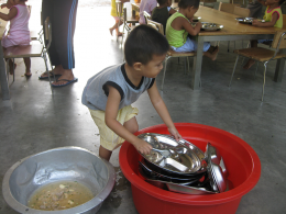 กิจกรรมเพื่อสังคมของบริษัท 0005 เลี้ยงอาหารเด็กกำพร้า มูลนิธิเด็กสาย4 วันที่ 2-6-53