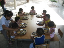 กิจกรรมเพื่อสังคมของบริษัท 0005 เลี้ยงอาหารเด็กกำพร้า มูลนิธิเด็กสาย4 วันที่ 2-6-53