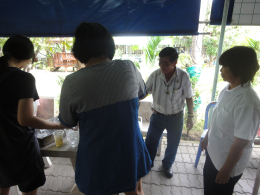กิจกรรมเพื่อสังคมของบริษัท 0010 มอบสิ่งของบริจาค สถานสงเคราะห์คนชรานครปฐม 30-7-54