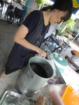 กิจกรรมเพื่อสังคมของบริษัท 0010 มอบสิ่งของบริจาค สถานสงเคราะห์คนชรานครปฐม 30-7-54