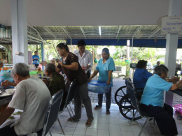 กิจกรรมเพื่อสังคมของบริษัท 0013 มอบสิ่งของบริจาค สถานสงเคราะห์คนชรานครปฐม 16-9-54