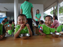 กิจกรรมเพื่อสังคมของบริษัท 0015 เลี้ยงอาหารเด็กกำพร้า มูลนิธิเด็กสาย4  30-1-55