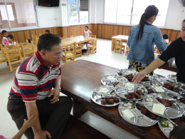 กิจกรรมเพื่อสังคมของบริษัท 0015 เลี้ยงอาหารเด็กกำพร้า มูลนิธิเด็กสาย4  30-1-55