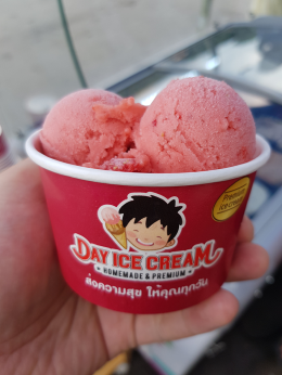 Dayicecream #0012 ส่งความสุขให้คุณทุกวัน เดย์ไอศครีม ^ ^ ภาพการผลิต ไอศครีมสตรอเบอรี่ สด (ผลิตจากสตอรเบอรี่แท้ 100%)