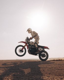 "Royal Enfield Custom World: ส่องรถคัสตอมสุดเท่ 4 คัน ไฮไลท์เท่ๆ จากงาน Wheels & Waves 2025!"