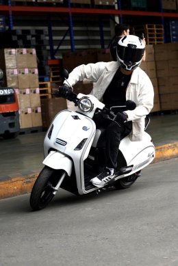 คันเร่งแบบใหม่ ใช้นิ้วเกี่ยวเอา i-Motor EV Bike สัญชาติไทย ร่วมพัฒนากับ Asahi Denso บริษัทสัญชาติญี่ปุ่น นำนวัตกรรมใหม่มาลงในรถทั้ง Vapor,Thunder แปลกใหม่มาก