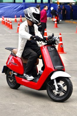คันเร่งแบบใหม่ ใช้นิ้วเกี่ยวเอา i-Motor EV Bike สัญชาติไทย ร่วมพัฒนากับ Asahi Denso บริษัทสัญชาติญี่ปุ่น นำนวัตกรรมใหม่มาลงในรถทั้ง Vapor,Thunder แปลกใหม่มาก