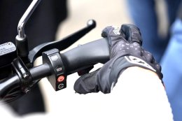 คันเร่งแบบใหม่ ใช้นิ้วเกี่ยวเอา i-Motor EV Bike สัญชาติไทย ร่วมพัฒนากับ Asahi Denso บริษัทสัญชาติญี่ปุ่น นำนวัตกรรมใหม่มาลงในรถทั้ง Vapor,Thunder แปลกใหม่มาก